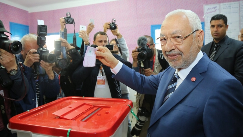 «الغنوشى» يدلى بصوته فى انتخابات سابقة