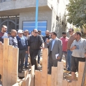 محافظ مطروح والأجهزة المعنية خلال تفقدة مشروعات البنية التحتية بمدينة مرسى مطروح