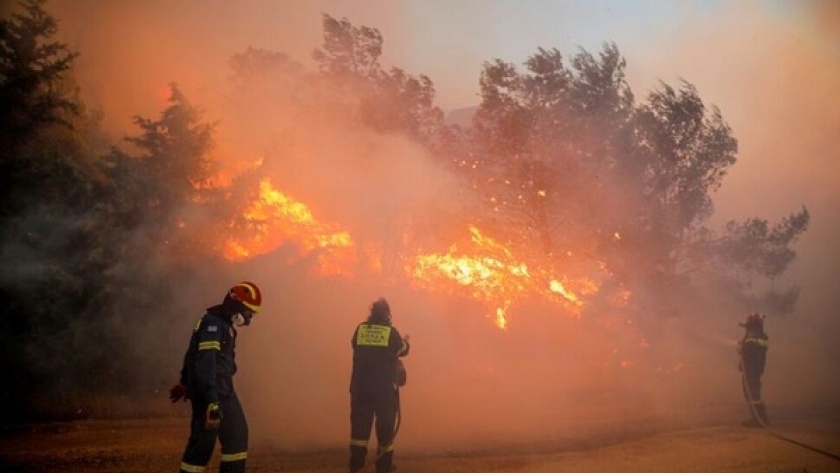رجال الإطفاء في اليومان يحاولون إخماد حرائق الغابات