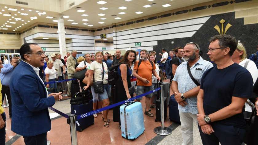رئيس الوزراء خلال لقائه عدد من السياح بمطار طابا اليوم