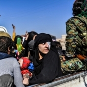 مدنيون يفرون من منطقة النزاع فى الرقة السورية