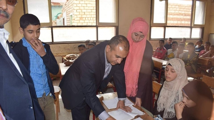 رئيس مركز ابوقرقاص يتفقد المدارس