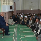 محافظ الوادي الجديد يلتقي بالمواطنين بمسجد أبو هريره بالفرافره