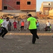 هنا يمارس الشباب لعبة كرة القدم