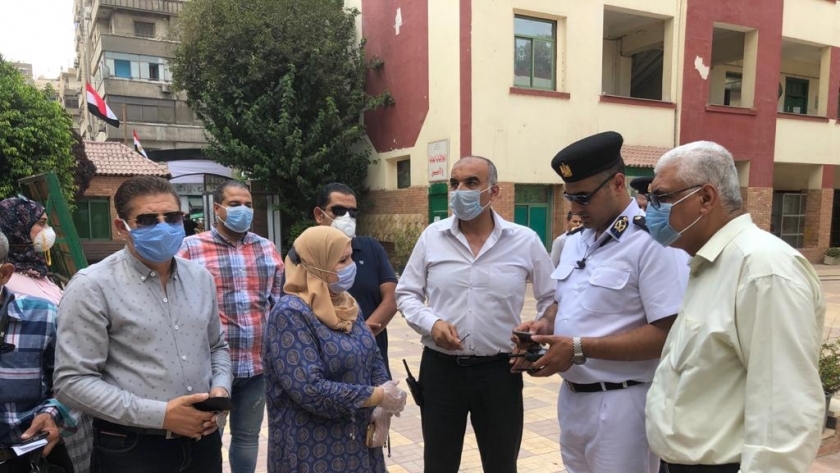 اللواء احمد عبدالفتاح رئيس حي الدقي ونائبة خلال الحملة المكبرة لاعادة الانضباط