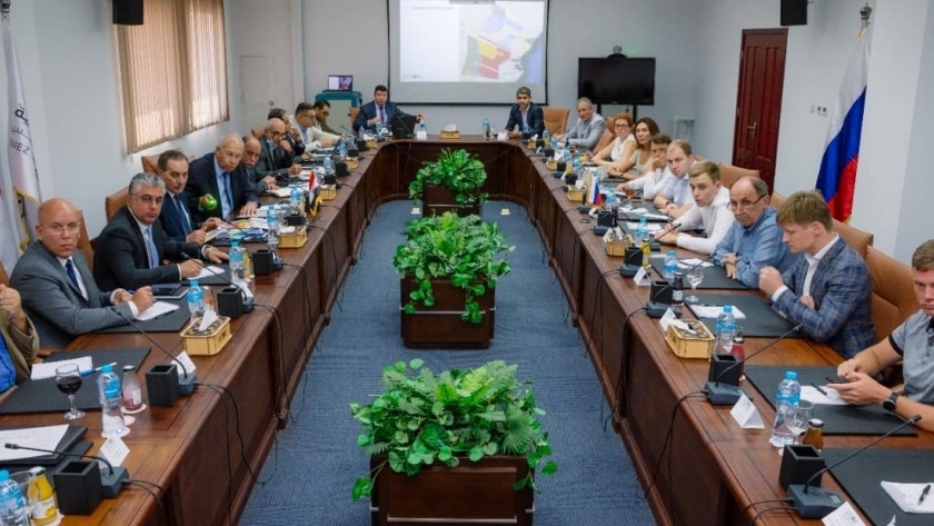 الوفد الروسى خلال مباحثاته مع رئيس «اقتصادية قناة السويس»