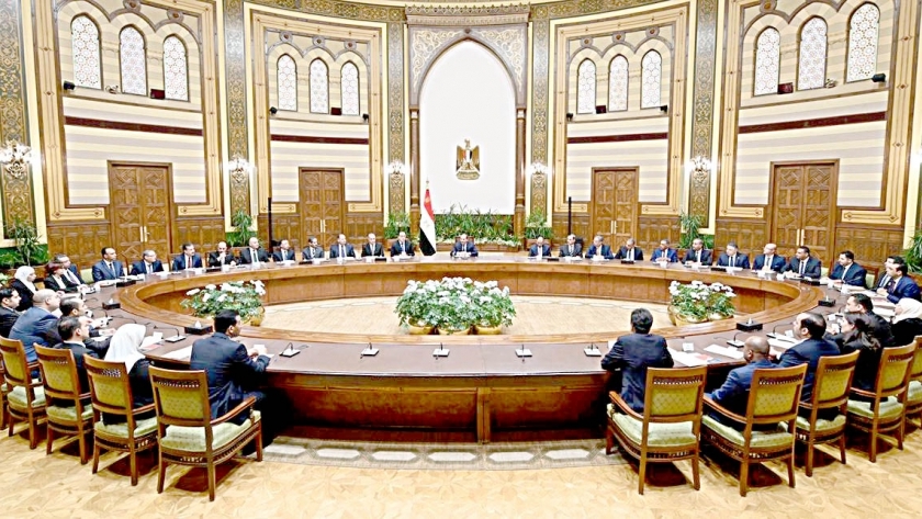 الرئيس عبد الفتاح السيسي مع المحافظين الجدد ونوابهم