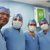 الفريق الطبي الذي اجري الجراحة