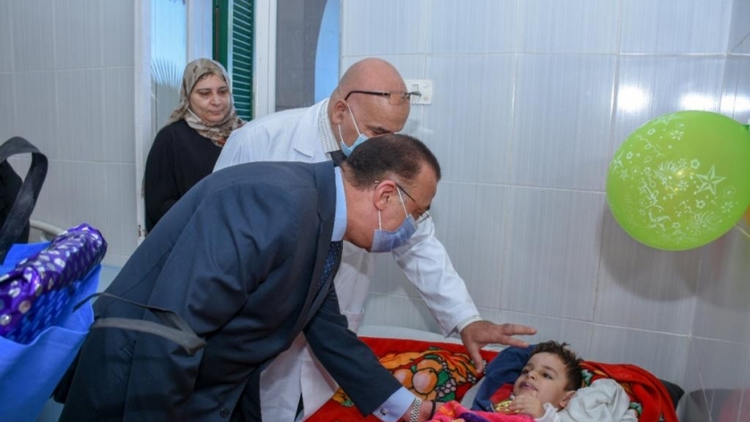 محافظ الإسكندرية يوزع 200 شنطة على المرضى بمستشفى الطلبة