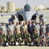 وزير الدفاع ورئيس الأركان مع قادة الجيش أمام طائرة الرافال