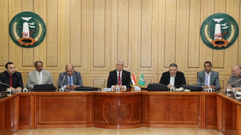 محافظ المنوفية خلال جلسة مع مجلس المحافظة