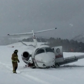 الطائرة معلقة في الثلوج