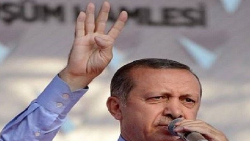أردوغان يرفع شارة رابعة