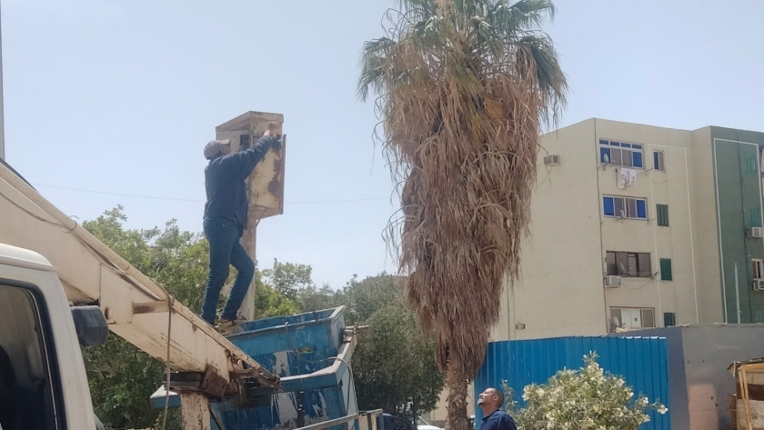 صيانة أعمدة الإنارة والكشافات في حي فيصل