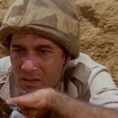 محمود ياسين في مشهد من فيلم "الرصاصة لاتزال في جيبي"