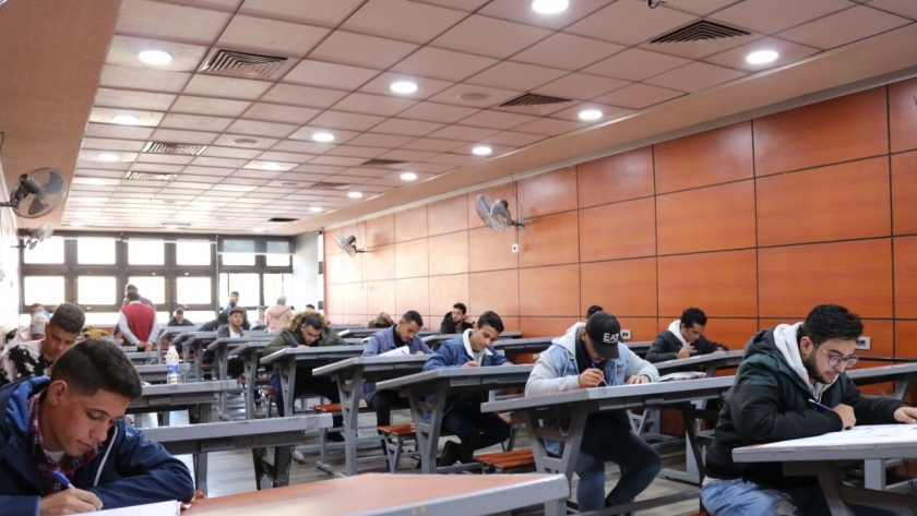 267 طالبا عائدا من أوكرانيا يجرون الاختبارات بجامعة عين شمس