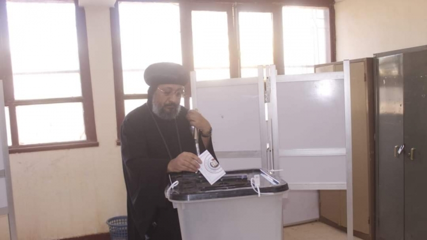 الانبا يدلي بصوته في الانتخابات الرئاسية بمحافظة الوادي الجديد