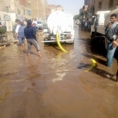 بعد كسر الخط الرئيسي.. 5 سيارات لشفط المياه بطرق أبو تشت بقنا