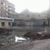 أهالي قرية محلة أبوعلي بالغربية يستقبلون عيد الفطر بغرق منازلهم بالصرف