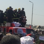 بالصور| نجل شهيد "أبو تشت" الطفل يشيع جثمان والده في جنازة عسكرية