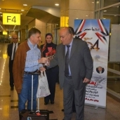 توزيع الورود على عمال مطار القاهرة