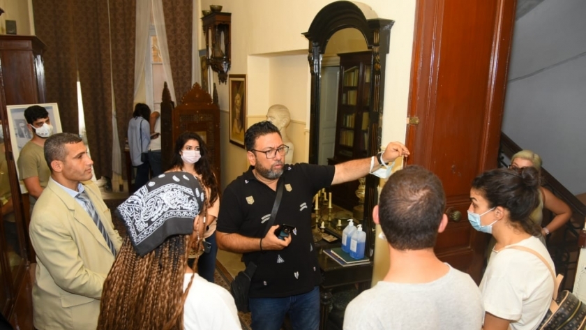 الوفد الشبابي المصري يزور المربع اليوناني ومتحف كفافيس بالإسكندرية