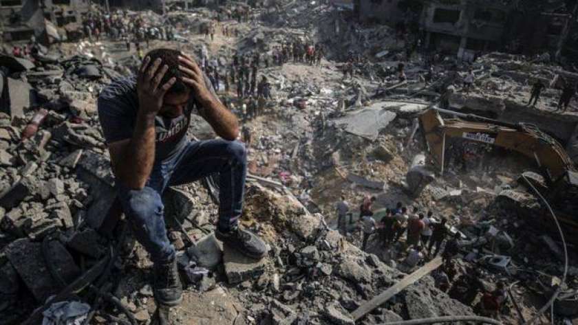فلسطيني يجلس على أنقاض بيته في غزة- أرشيفية