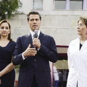 الرئيس المكسيكى ووزيرة خارجيته خلال زيارة لمصابى حادث الواحات بالمكسيك