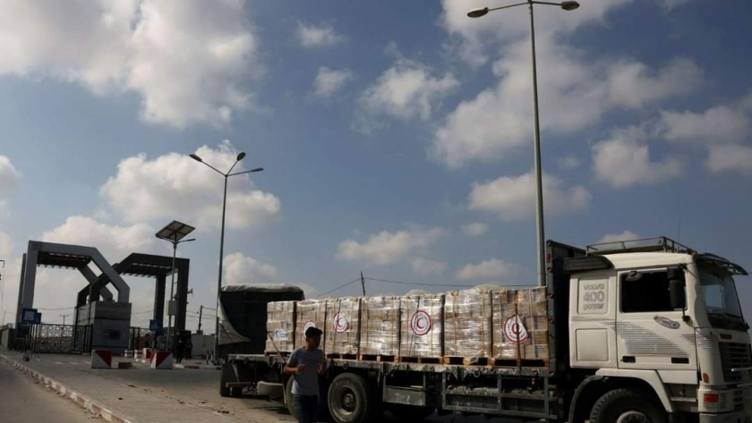 الهلال الأحمر المصري يسلم نظيره الفلسطيني 102 شاحنة مساعدات إلى غزة