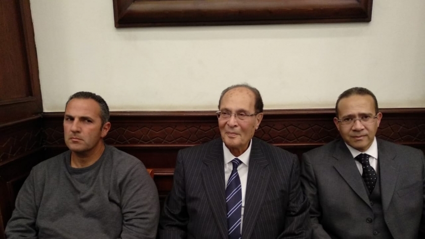وزير الري الأسبق ونجله في عزاء مبارك