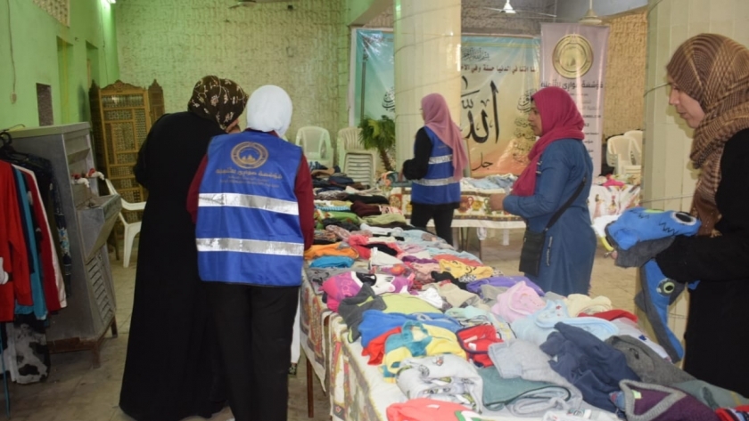 توزيع ملابس على الأولى بالرعاية في الإسكندرية