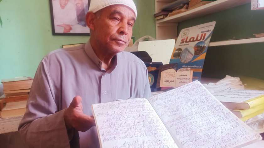 مدرس بالشرقية يكتب القرآن بخط يده 3 مرات: تقربا لله