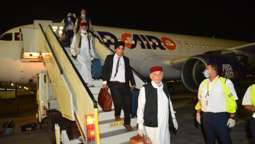 وفد من المجلس الأعلى لشيوخ وأعيان القبائل الليبية على متن طائرة قادمة من بنغازي