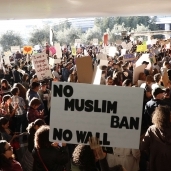 متظاهرون أمريكيون يرفعون لافتات للتنديد بقرار منع دخول المهاجرين «أ. ف. ب»