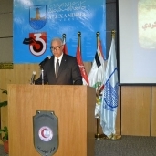 رئيس جامعة الإسكندرية يطالب الطلاب اتخاذ تضحيات الضباط نموذج