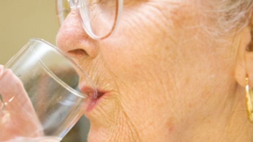 شرب المياه لكبار السن - صورة تعبيرية