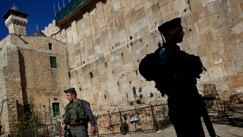عناصر من قوات الاحتلال الإسرائيلي أمام الحرم الإبراهيمي - أرشيفية