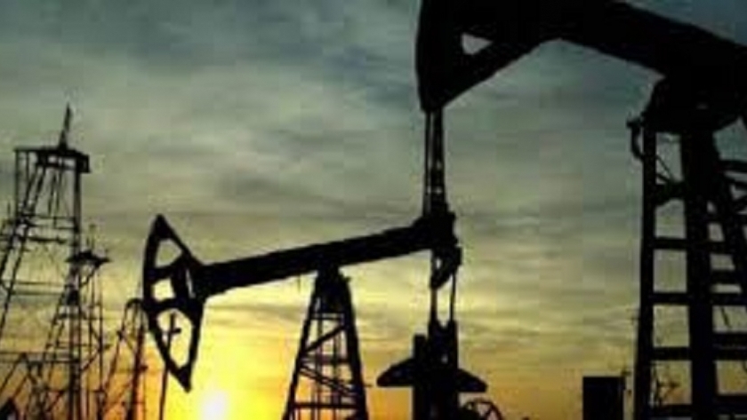 أسعار النفط تنخفض نهاية الأسبوع الماضي..وخبير: إنتاج ليبيا له عامل سبب