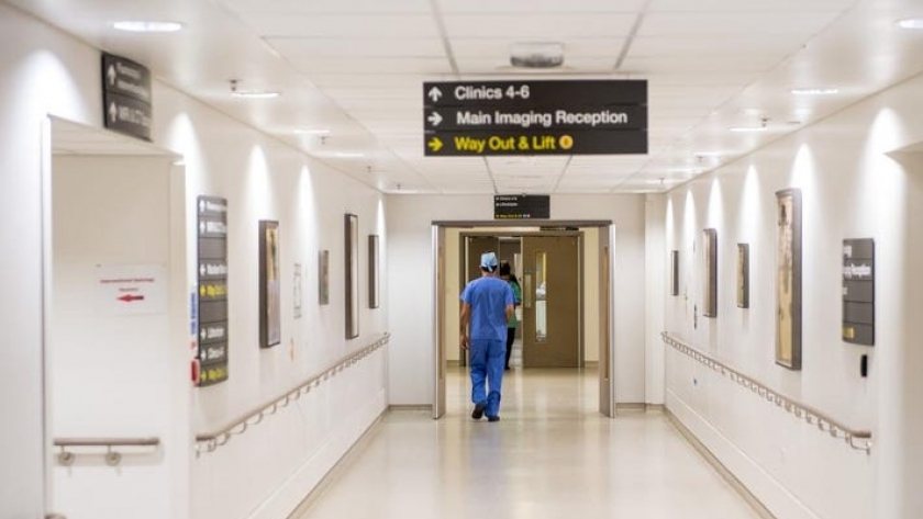مستشفيات بريطانية تحظر الزيارت بسبب أوميكرون