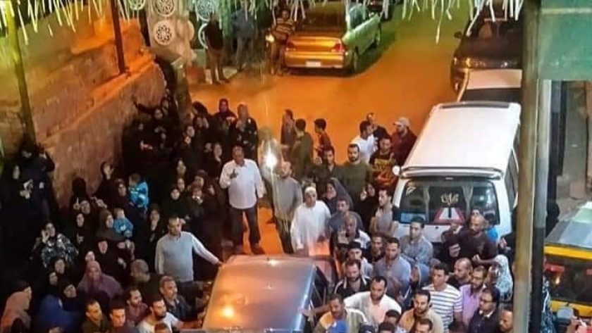 أهالى منطقة «أم بيومى» يشيعون جثمان محمد عيد