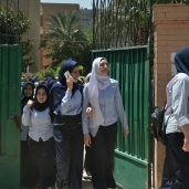 فرحة بين الطالبات بعد خروجهن من الامتحان