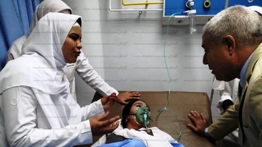 محافظ اسوان خلال زيارته للمصابين
