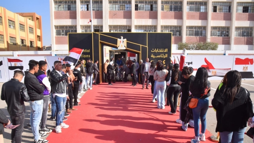 كثافة من الناخبين بمدرسة «محمد ابوالعينين» بالقاهرة الجديدة
