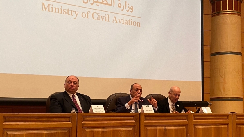 وزير الطيران المدني خلال المؤتمر الصحفي