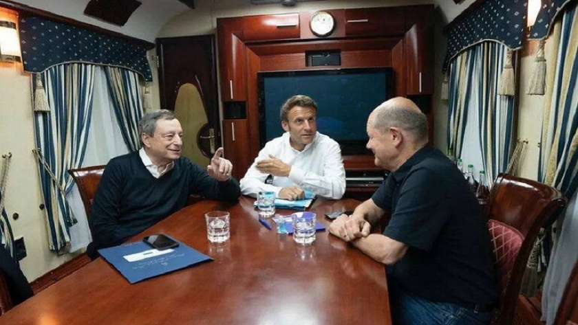 الزعماء الثلاثة في قطار خاص أثناء توجههم إلى أوكرانيا