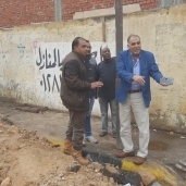 رئيس حى العامرية في الإسكندرية يتفقد تركيب الغاز بالشوارع