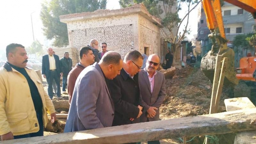 محافظ الشرقية يتابع إصلاح مشروع الصرف الصحي بمنطقة أبو راشد بههيا