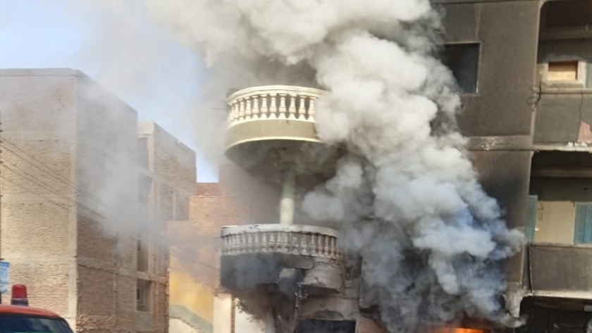 حريق في بني سويف.. إصابة طالب وتفحم سيارة وخسائر بمعرض السجاد