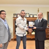 محافظ أسيوط يكرم بطل المصارعة حسام مرغني ويمنحه وسام المحافظة