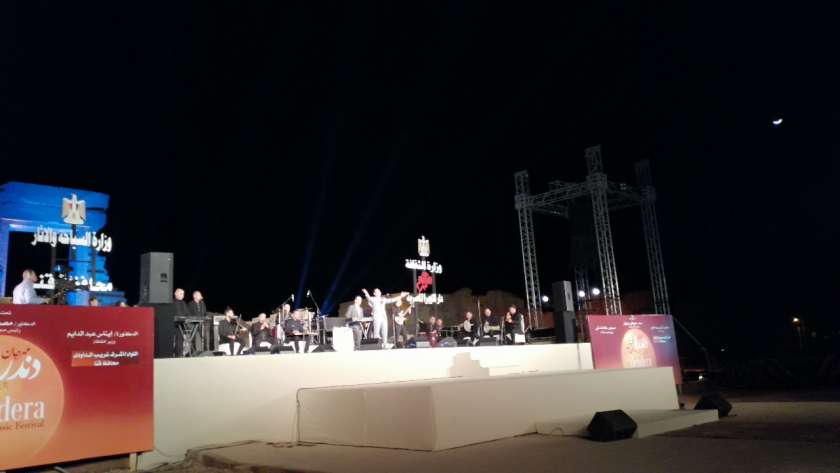 مدحت صالح يشعل حفل مهرجان دندرة للموسيقى والغناء في قنا